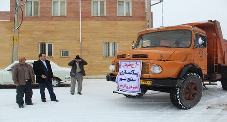 بازدید شهردار آذرشهر از امداد رسانی و نمک پاشی نیروهای خدمات شهری در معابر و خیابان ها