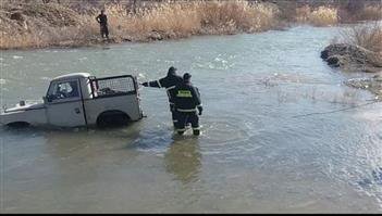 ۶ سرنشین خودرو لندرور در حال غرق شدن در پشت سد سنندج نجات یافتند