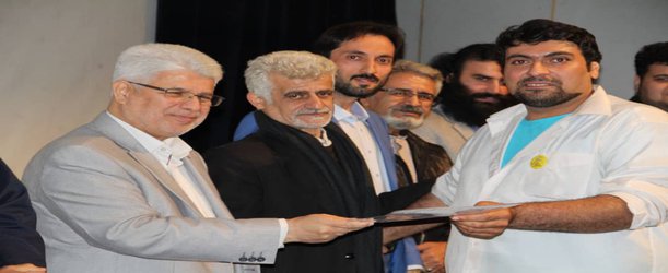 حضور محمد حسن عاقل منش، رییس کمیسیون فرهنگی و اجتماعی شورای اسلامی شهر رشت در نمایش این گل برای کیست؟ (تئاتر درمانی) به کارگردانی ابراهیم حسن زاده و تجلیل از عوامل اجرایی این نمایش