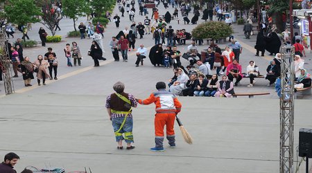 سازمان فرهنگی ،اجتماعی و ورزشی شهرداری رشت :اجرای تئاتر «مجسمه» در هشتمین هفته از فصل دوم پروژه تئاتر خیابانی دائم