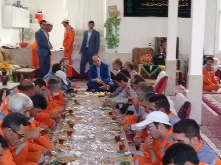 اقدام پسندیده شهردار شاهرود؛مدیری که با پاکبانان صبحانه می خورد