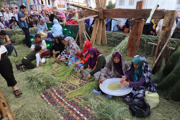 حضور اعضای شورای اسلامی شهر رشت، شهردار و جمعی از مدیران شهری در افتتاحیه چهارمین جشنواره جوکول به همت سازمان فرهنگی، اجتماعی و ورزشی   شهرداری رشت با مشارکت اداره کل میراث فرهنگی، صنایع دستی و گردشگری استان گیلان در پیاده راه فرهنگی شهدای ذهاب