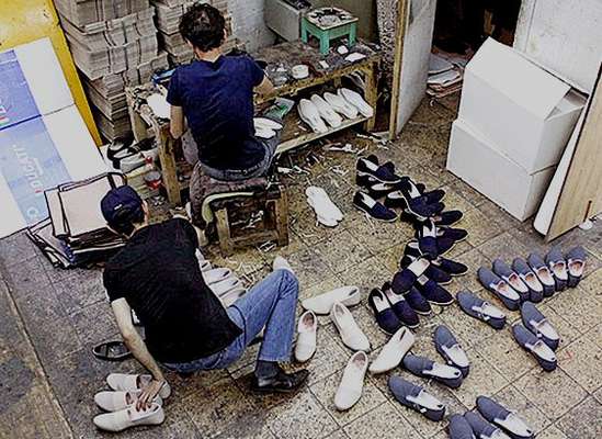 کارگران کارگاه‌های زیرپله از حداقل‌های قانون کار محرومند