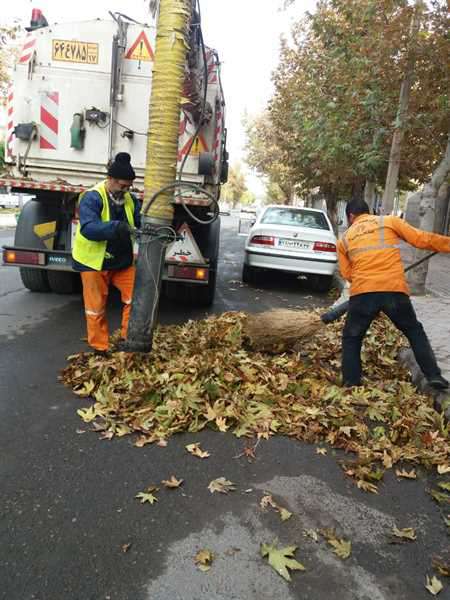 پاکسازی و تنظیف برگهای پاییزی از سطح معابر نواحی چهارگانه خدمات شهری شهرداری خوی