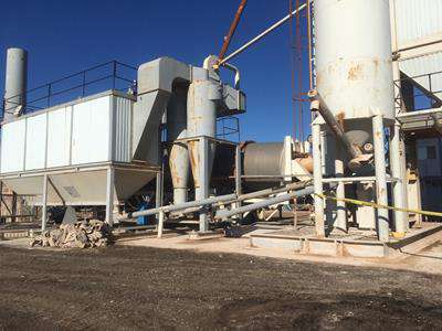 عملیات تعمییر دستگاه های پخت آسفالت کارخانه آسفالت شهرداری قزوین در حال انجام است