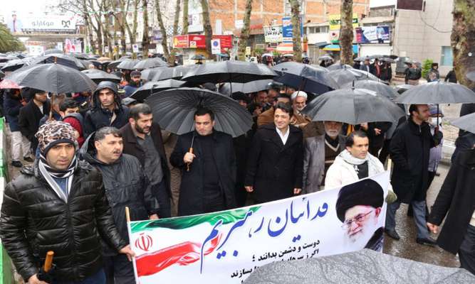 شهردار ساری به همراه کارکنان مجموعه شهرداری در راهپیمایی ۲۲ بهمن شرکت کردند