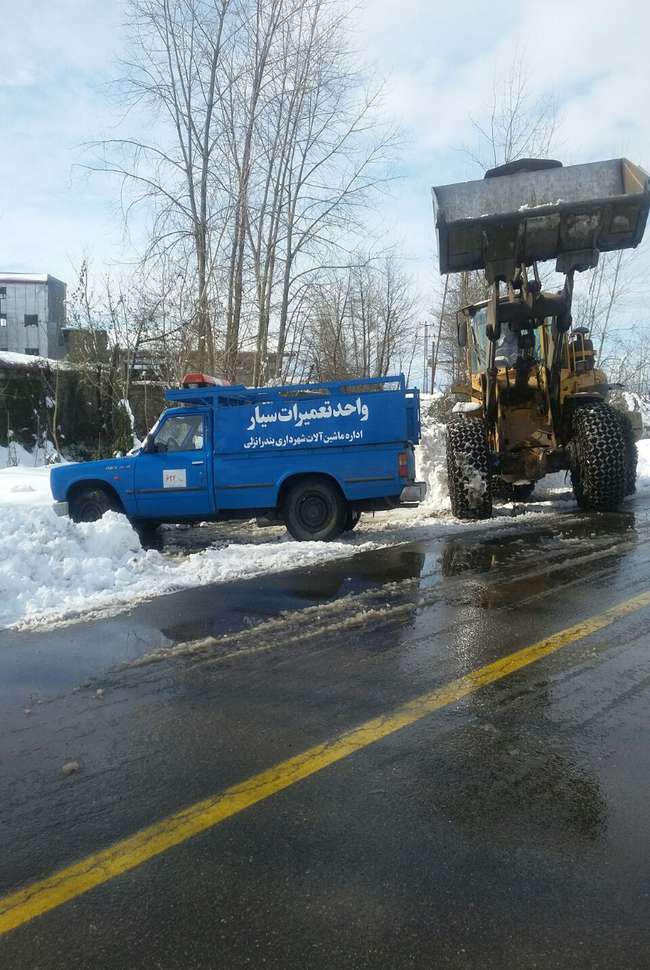 گزارش تصويري برفروبی و بازگشایی راه های ارتباطی روستايي توسط شهرداري