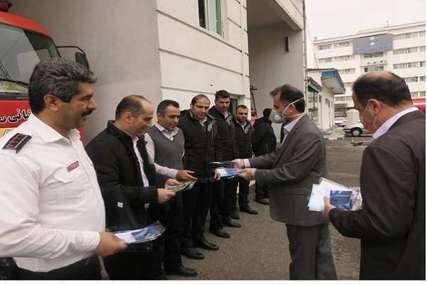 گزارش تصویری از روند توزیع ماسک های تولیدشده به همت سازمان فرهنگی،اجتماعی و ورزشی شهرداری رشت :توزیع ماسک بین پرسنل زحمت کش و جان برکف آتشنشانی شهرداری رشت