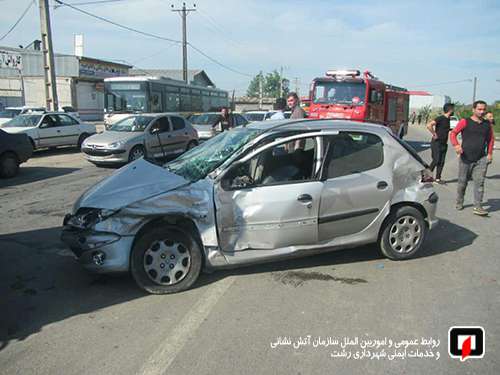 عملیات نجات آتش نشانان در پی محبوس شدن راننده خودروی سواری در جاده جیرده رشت/ آتش نشانی رشت