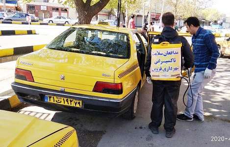 به منظور مقابله با شیوع کرونا، ضد عفونی و میکروب زدایی تاکسی های ناوگان سازمان تاکسیرانی همچنان ادامه دارد