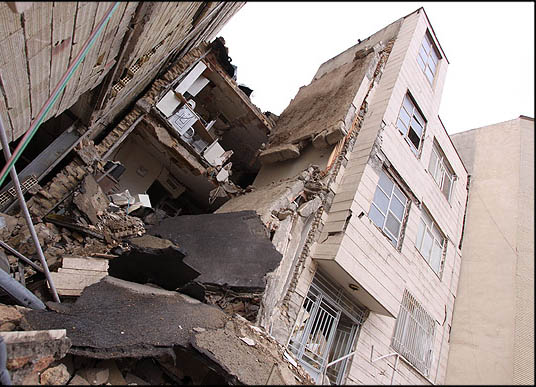 زلزله زدگان دورودی همچنان زیر سقفهای ترک خورده/ زمستان در راه است!