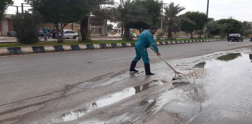 آبهای سطحی ناشی از بارندگی در معابر توسط شهرداری خرمشهر دفع شدند