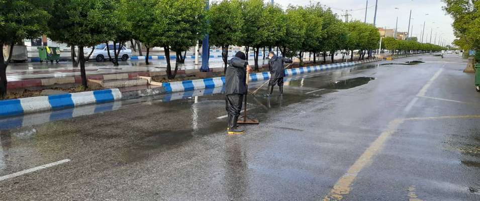 نيروهاى خدماتى  شهردارى خرمشهر جهت دفع آبهاى سطحى ناشى از بارندگى بسيج شدند