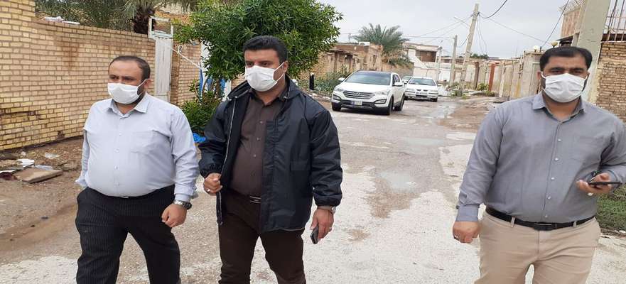 منصور علوانی شهردار خرمشهر ضمن بازدید میدانی بر نحوه عملیات دفع آبهای سطحی نظارت کرد
