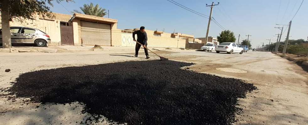 خیابان اصلی کوی محرزی توسط شهرداری خرمشهر لکه گیری آسفالت شد