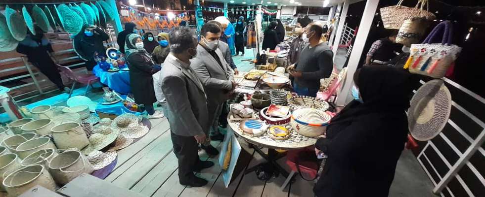 بازديد شهردار خرمشهر از نمايشگاه صنايع دستى بر روى عرشه كشتى در رودخانه كارون خرمشهر