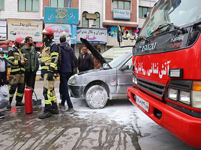 حریق خودروی پژو در دوراهی همدان و اطفای حریق توسط مردم