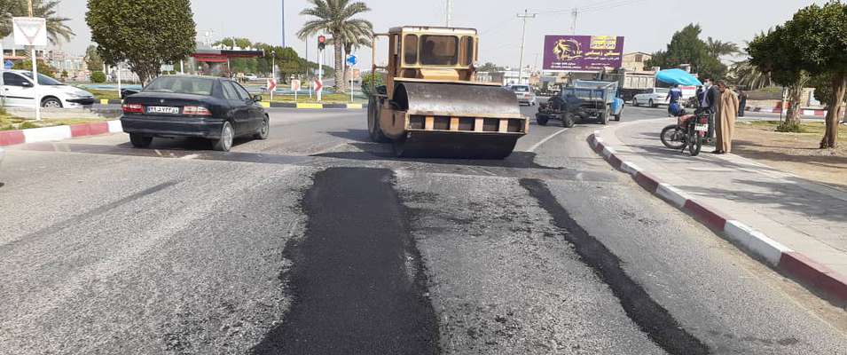 لكه گيرى آسفالت بلوار على ابن ابیطالب "ع" و بلوار ایران زمین توسط شهرداری خرمشهر