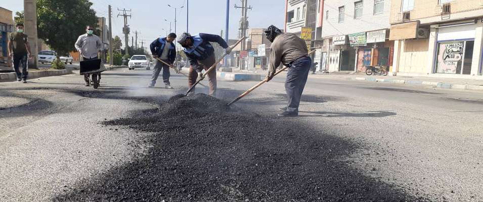 عمليات لكه گيرى و ترميم آسفالت معابر كوى طالقانى توسط شهردارى خرمشهر آغاز شد