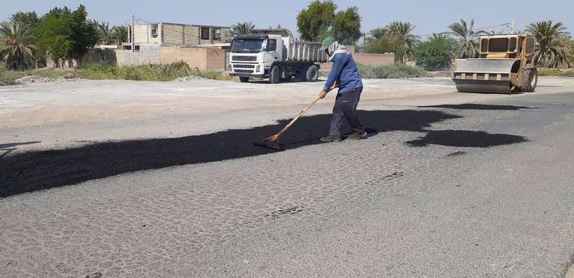 بلوار ساحلی بایندر توسط شهرداری خرمشهر لکه گیری آسفالت شد