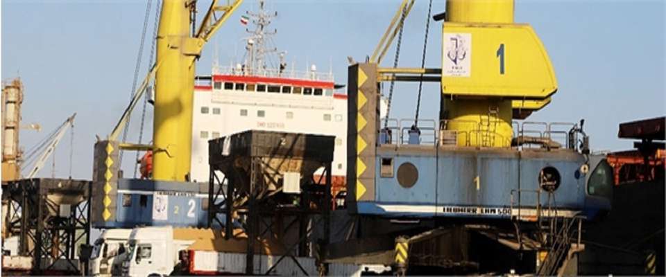 پهلودهی کشتی حامل ۷۱ هزار و ۵۰۰ تن گندم در بندر شهید رجایی