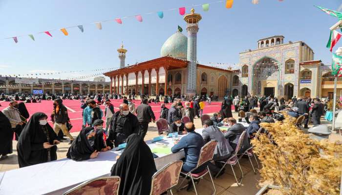 برگزاری برنامه میز خدمت شورای اسلامی و شهرداری شیراز در حرم شاهچراغ(ع)