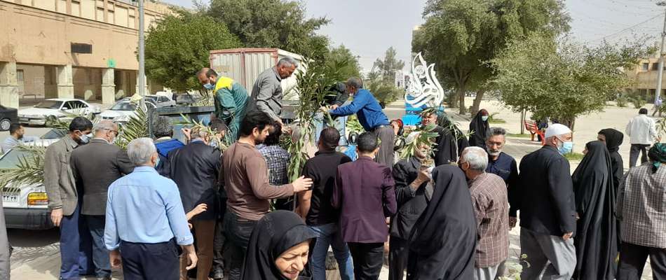 شهرداری خرمشهر ۱۵۰۰ نهال رایگان بین شهروندان به مناسبت روز درختکاری توزیع کرد