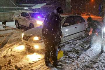 بیش از ۲۰۰ دستگاه خودرو در جاده‌های برفی مازندران گرفتار شدند