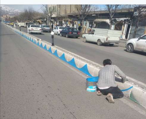 رنگ آمیزی جداول  بلوار ها و میادین شهر در راستای زیباسازی شهر