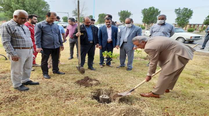 آئین کاشت نهال به مناسبت هفته زمین پاک توسط شهرداری خرمشهر برگزار شد