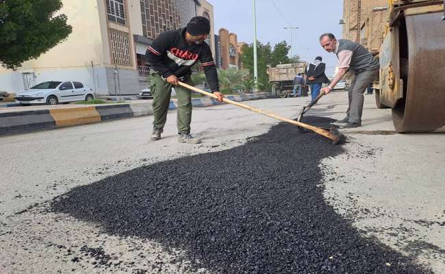 اکیپ لکه گیری آسفالت معابر توسط شهرداری خرمشهر فعالیت خود را از سر گرفت