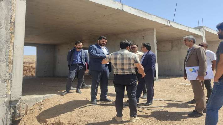 بازدید مدیرکل توسعه امور مسکن شهرهای جدید از "ایوان‌کی"؛ از تذکر جدی به پیمانکاران کم‌کار تا دستور تغییر روش ساخت‌
