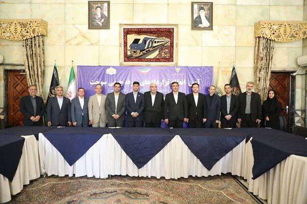امضای الحاقیه قرارداد ماده ۱۲ قانون رفع موانع تولید با ۱۶ شرکت سرمایه گذار ریلی بر اساس شیوه نامه جدید