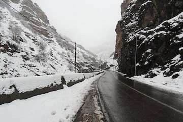 بارش باران و برف در محورهای ۱۳ استان کشور