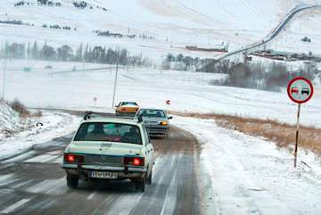 بارش برف و باران در محورهای مواصلاتی ۱۸ استان کشور