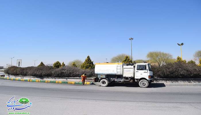 خانه تکانی شهر در آستانه نوروز: پاکسازی و شستشوی جداول و مبلمان شهری در سـطـح شـهر و محلات مـبارکه