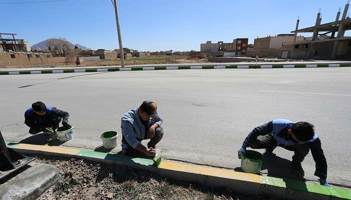 خانه تکانی شهر در آستانه نوروز: رنگ آمیزی جـداول و مبلمان شهری در سـطـح شـهر مـبارکه