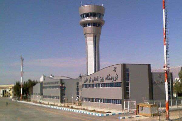 تحویل ارز به زائران در فرودگاه بین المللی کرمان