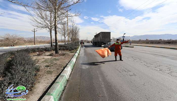 خانه تکانی شهر در آستانه نوروز: تداوم پاکسازی و شستشوی جداول و مبلمان شهری در سطح شهر و محلات مبارکه - بلوار شهید ربیعی