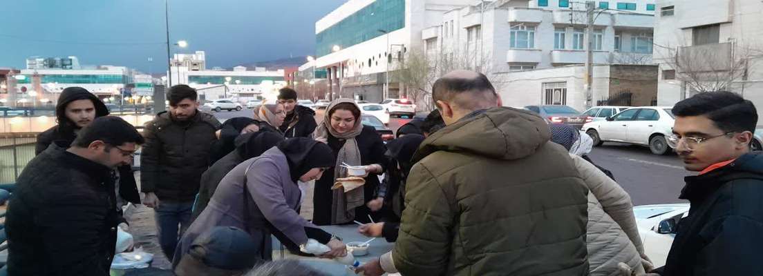 میزبانی از شهروندان با توزیع آش نذری در میدان شهید بهشتی