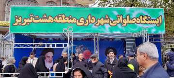 برپایی ایستگاه صلواتی توسط شهرداری منطقه ۸ در میدان ساعت