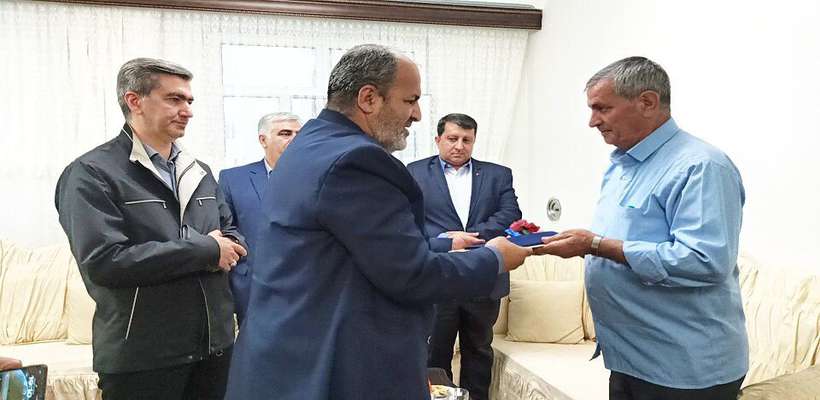 عیادت و دیدار فرماندار تبریز با خانواده صالح امانی آتش نشان فداکار تبریزی