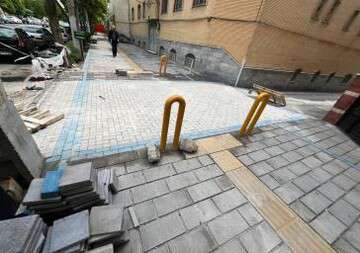 تداوم اجرای پروژه سنگفرش پیاده‌روها در خیابان ارک جدید