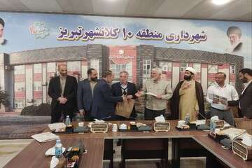 شهردار منطقه ۱۰ تبریز از خادمان برگزاری بزرگترین یادواره شهدای منبع تجلیل کرد