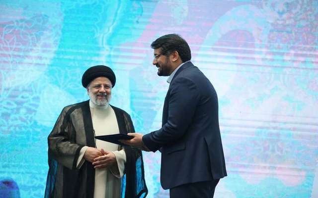 وزیر راه و شهرسازی جایزه ملی جوانی جمعیت را دریافت کرد