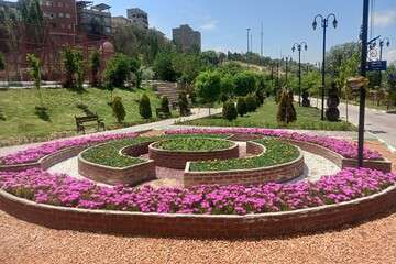 کاشت ۱۷۹ هزار بوته گل و ۲۵۶۰۰ اصله درخت ودرختچه در بوستان‌ها و معابر منطقه ۱