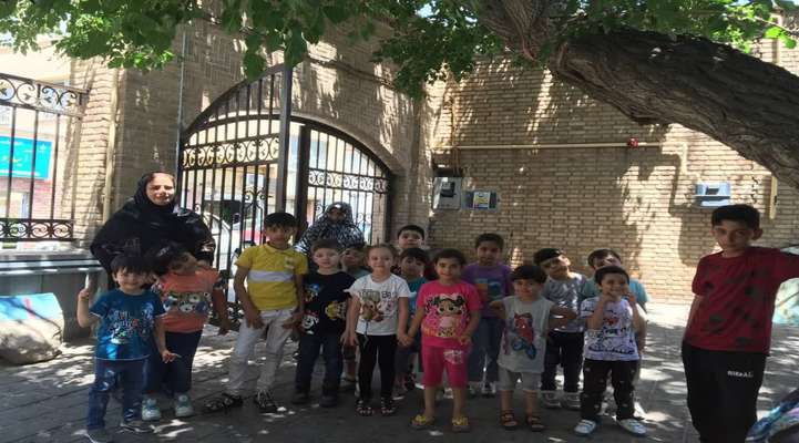 بازدید کودکان از خانه تاریخی نیکدل به منظور آشنایی با اماکن گردشگری