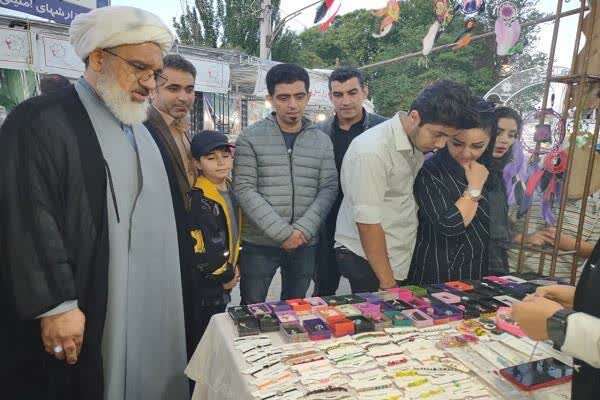 بازدید عضو شورای اسلامی شهر تبریز از نمایشگاه صنایع دستی "هنر شهر" منطقه ۲ تبریز