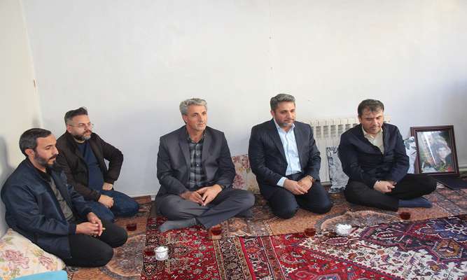 دیدار مدیرعامل سازمان مدیریت حمل و نقل مسافر شهرداری تبریز با خانواده شهید بهمن آستانی
