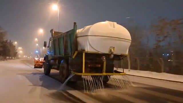 محلول‌پاشی معابر شهرداری منطقه ۳ تبریز برای تسهیل در عبور شهروندان